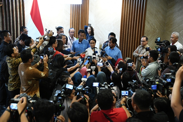 Menlu RI Serah Terimakan Dua WNI Korban Penyanderaan di Filipina